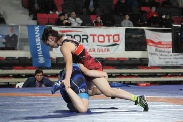 Mahmut Atalay Büyük Kadınlar Güreş Türkiye Şampiyonası, Çorum’da başladı
