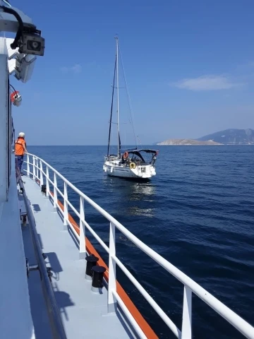 Makine arızası ile denizde sürüklenen tekne Marmara Adası Limanı’na yanaştırıldı
