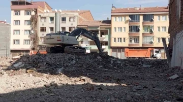 Malatya’da ağır hasarlı binaların yıkımı sürüyor
