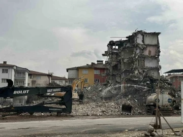 Malatya’da ağır hasarlı binaların yıkımları sürüyor
