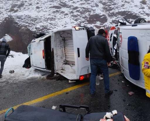 Malatya’da ambulans ile pikap çarpıştı: 1’i ağır 5 yaralı
