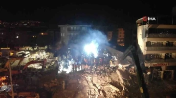 Malatya’da depremin 3. gününde gece çalışmaları havadan görüntülendi
