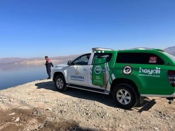 Malatya’da jandarma yabani kuşlar için doğaya yem bıraktı
