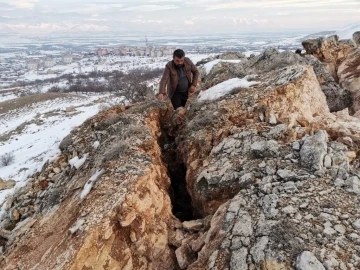 Malatya’da korkunç manzara: Deprem dağı ikiye böldü
