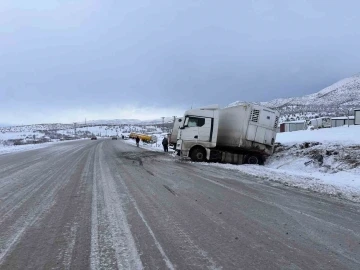 Malatya’da makas kıran tırın sürücüsü yaralandı
