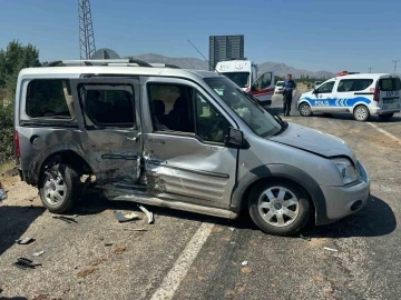 Malatya’da otomobil ile hafif ticari araç çarpıştı: 6 yaralı
