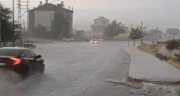 Malatya’da sağanak etkili oldu, yollar göle döndü
