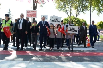 Malatya’da yaya geçitleri kırmızıya boyandı
