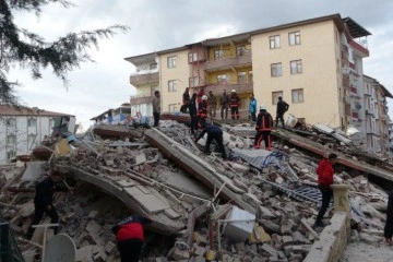 Malatya’da 4 katlı ağır hasarlı bina çöktü