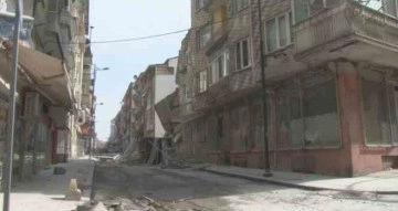 Malatya’da ağır hasarlı bir bina daha kendiliğinden yıkıldı