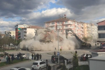 Malatya’da hasarlı binaların yıkımı sürüyor