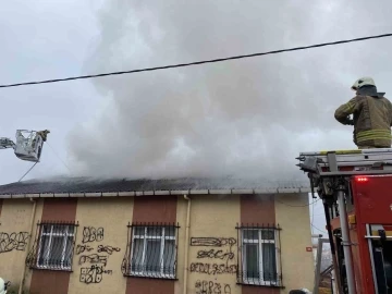 Maltepe’de 3 katlı binanın çatısı alev alev yandı

