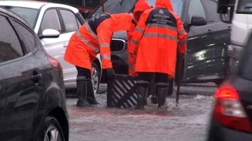 Maltepe’de cadde ve sokaklar yağmur nedeniyle göle döndü
