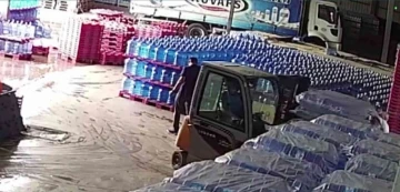 Maltepe’de işçinin, geri geri gelen forklift altında kaldığı anlar kamerada
