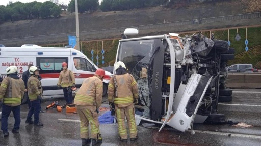 Maltepe'de servis minibüsü devrildi: 1 ölü