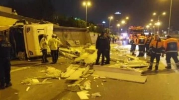 Maltepe'de mermer yüklü TIR D-100 Karayolu'na uçtu: 1 yaralı