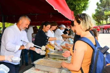 Manavgat Belediyesinden 5 bin kişilik aşure ikramı
