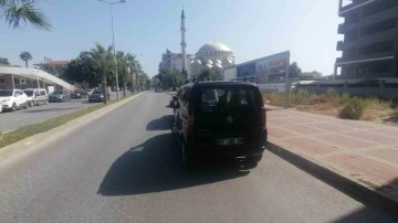 Manavgat’ta hafif ticari araçla motosiklet çarpıştı: 1 yaralı
