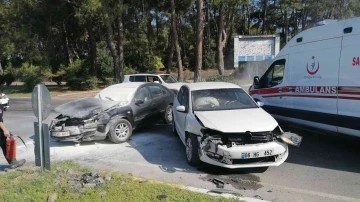 Manavgat’ta iki otomobil çarpıştı: 3 yaralı
