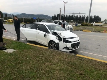 Manavgat’ta kamyonetle otomobil çarpıştı: 4 yaralı
