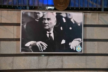 Manisa Batı Kışla duvarlarındaki Atatürk fotoğrafları yenilendi
