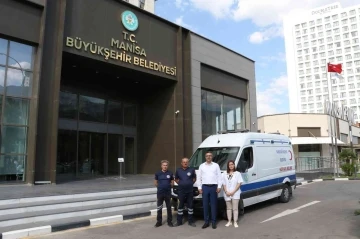 Manisa Büyükşehir Belediyesinin nakil ambulansı hastaların yanında
