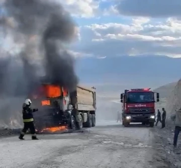 Manisa’da damperli kamyon alev aldı
