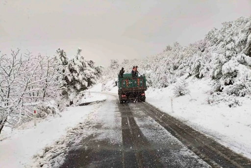 Manisa’da etkili olan kar yağışına, Büyükşehir’den yoğun müdahale
