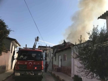 Manisa’da ev yangını
