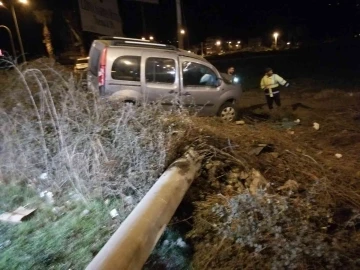 Manisa’da hafif ticari araç direğe çarptı: 1 ölü, 1 yaralı
