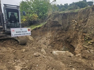 Manisa’da iş makinesiyle kaçak kazıya suçüstü
