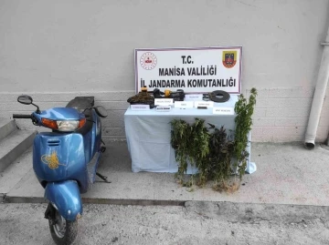 Manisa’da jandarma hem esrar hem de tarihi eser ele geçirdi
