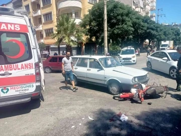 Manisa’da otomobil motosikletle çarpıştı: 3 yaralı
