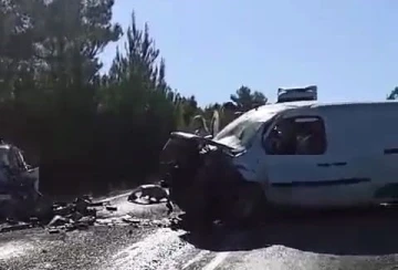 Manisa’da otomobille hafif ticari araç çarpıştı: 2 ölü, 3 yaralı
