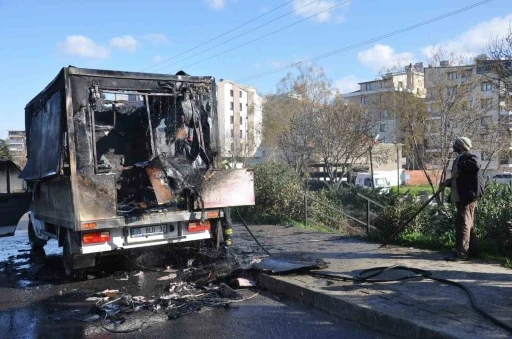 Manisa’da seyir halindeki mobil lokma aracı yandı
