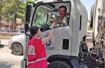 Manisa Kızılay’dan emekçilere serinleten ikram
