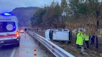 Manisa'da bariyerlere çarpan araç yan yattı