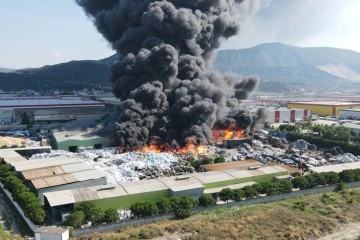 Manisa'da geri dönüşüm fabrikasında yangın çıktı