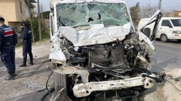 Manisa'da kamyonet park halindeki kamyona çarptı: 11 yaralı