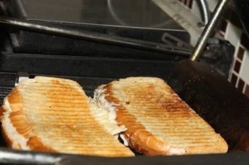 Manyas kelle peynirinden yaptığı tost ile Susurluk tostuna rakip
