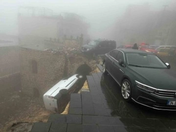 Mardin Artuklu ilçesinde şiddetli yağmur yolları çökertti!