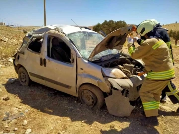 Mardin’de hafif ticari araç yoldan çıktı: 3 yaralı
