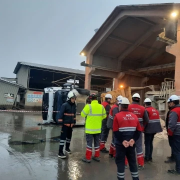 Mardin’de hafriyat kamyonu devrildi: 2 yaralı
