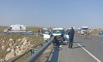 Mardin’de kamyonet bariyerlere ok gibi saplandı: 2 ölü, 3 yaralı
