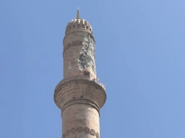 Mardin’de minareye yıldırım düştü