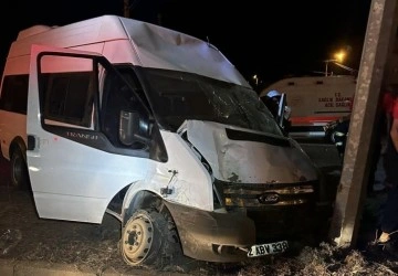 Mardin’de minibüs aydınlatma direğine çarptı: 1 yaralı