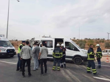 Mardin’de minibüs ile kamyon çarpıştı: 3 yaralı
