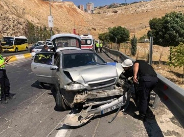 Mardin’de otomobil demir bariyerlere çarptı: 6 yaralı