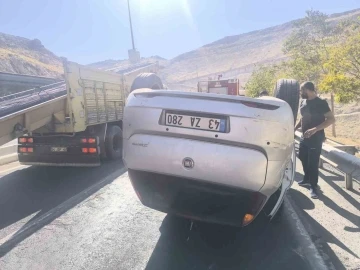 Mardin’de sürücüsünün kontrolünden çıkan otomobil takla attı: 1 yaralı
