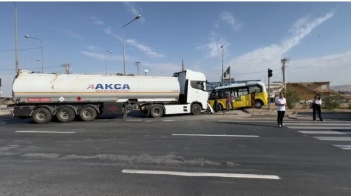 Mardin’de tanker ile şehiriçi minibüsü çarpıştı: 1 yaralı